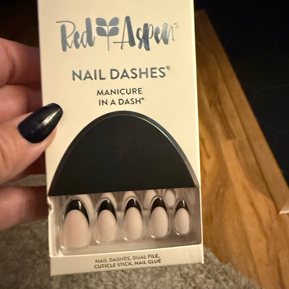 Red Aspen Nail Dashes - Black and Cream